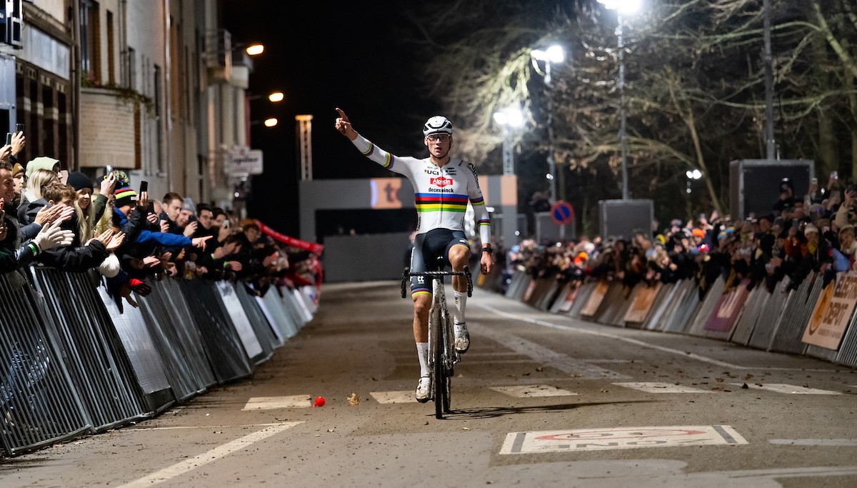 Van der Poel snelt naar nieuwe zege in Diegem