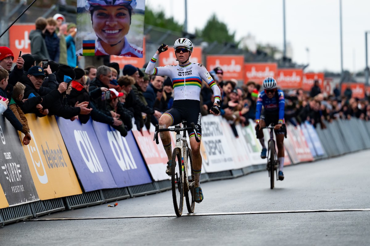 Na een pittig duel grijpt Van Empel de zege in Zolder