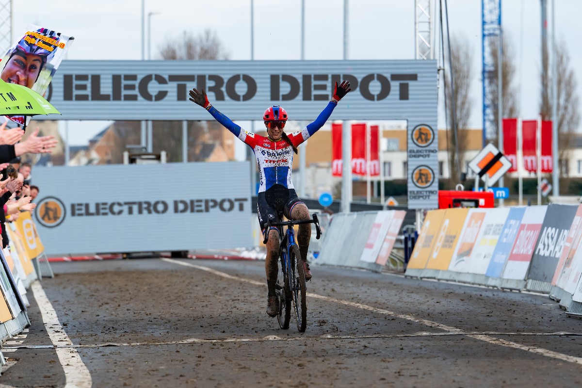 Lucinda Brand soleert van start tot finish in Middelkerke