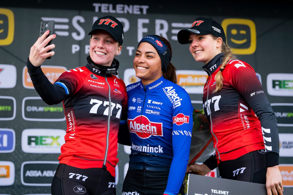 MID_3531 eindpodium Sp dames selfie.jpg (203 KB)