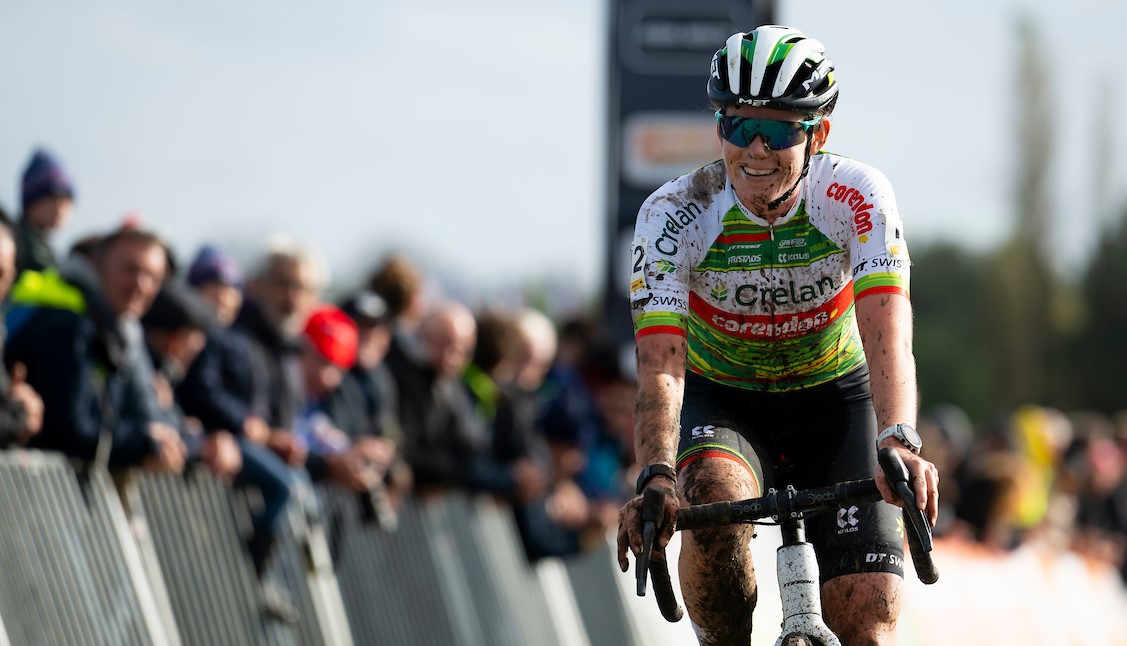 Marion Norbert-Riberolle fietst zichzelf op het podium