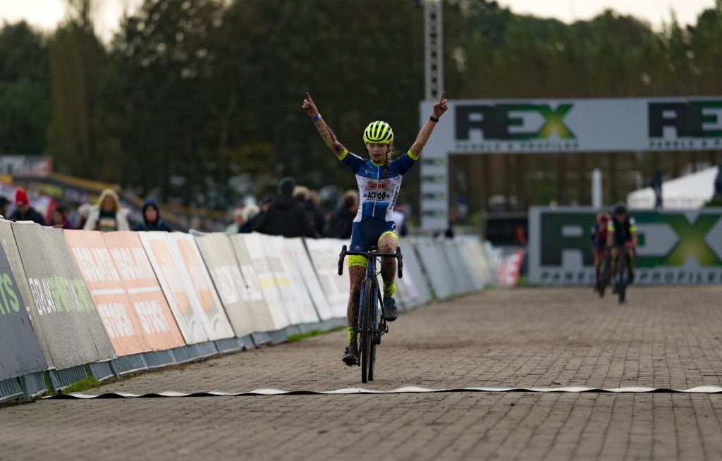 Ruddervoorde 23 fotocredit TFoto winnaar nieuwelingen meisjes finish.jpg (145 KB)