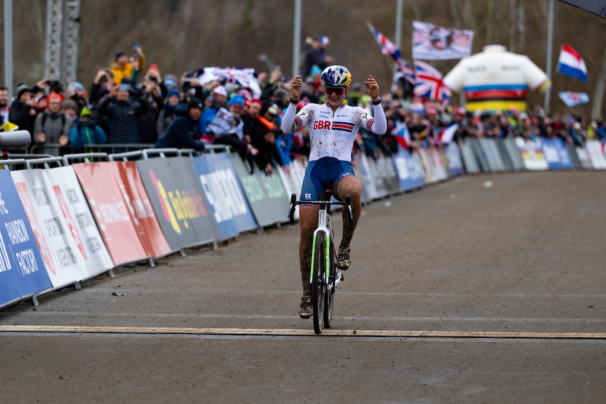 Zoe Bäckstedt oppermachtig op WK U23 dames