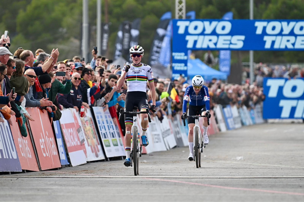 Van Empel sprint naar zege in Spaanse Wereldbekermanche