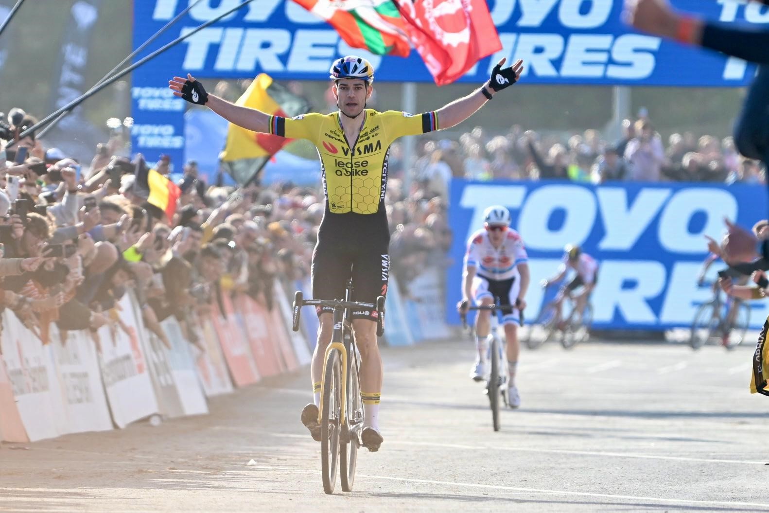 Wout van Aert wint spektakelrijke manche in Benidorm