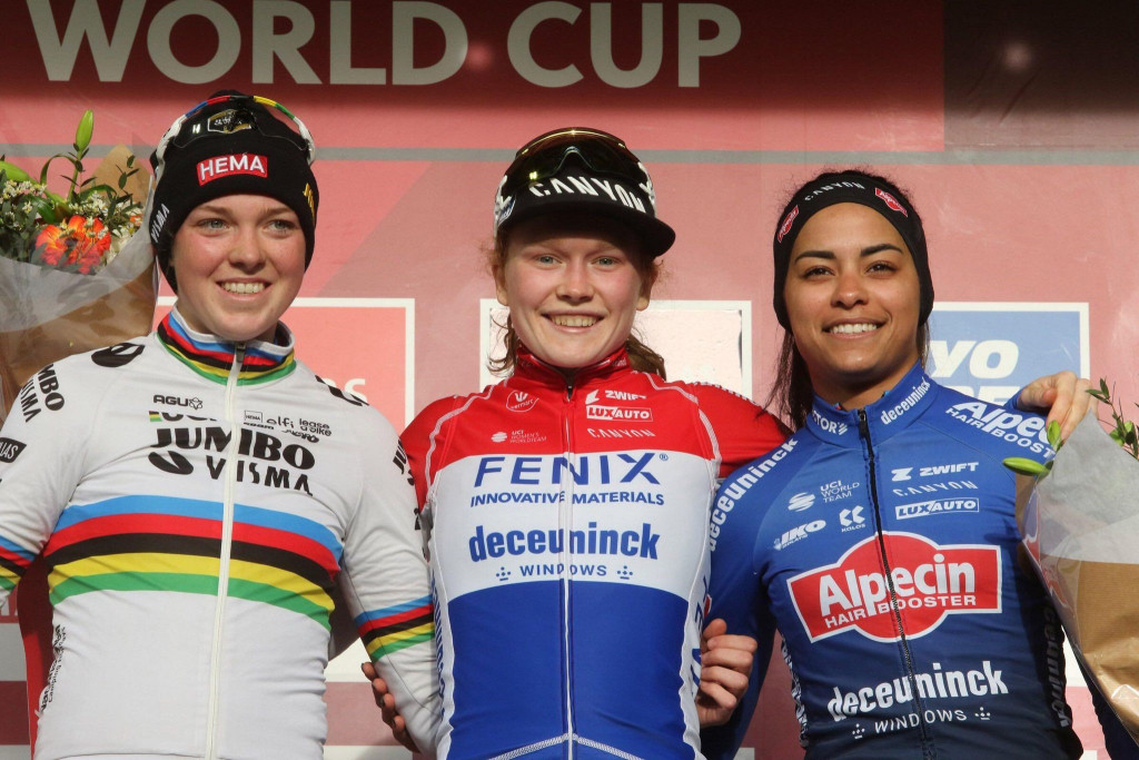 WB Gavere 23 podium dames credit BH via TFoto.jpg (203 KB)