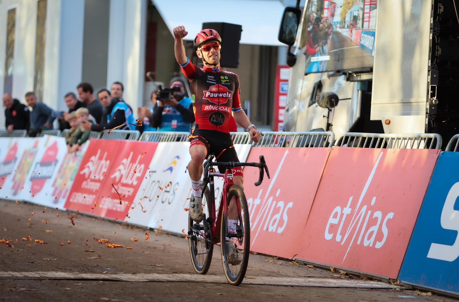 Eli Iserbyt wint en pakt leidersplaats in Troyes