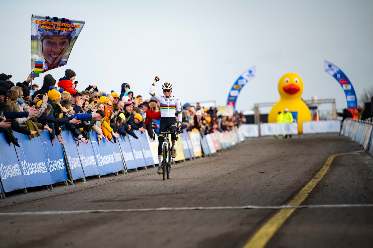 Regenboogtrui tekent present in Flandriencross