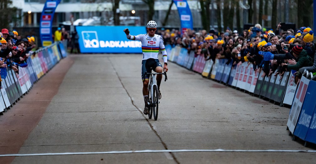 Van der Poel stormt meteen naar winst in Herentals