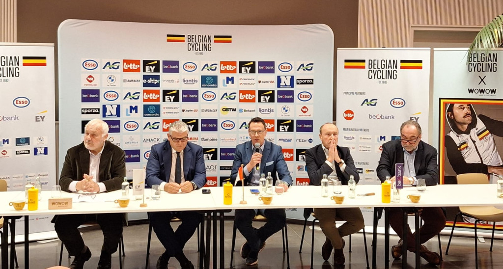 persvoorstelling.jpeg (498 KB)