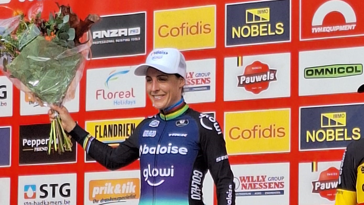 Lucinda Brand klopt Sara Casasola en Marion Norbert Riberolle na een spannende strijd
