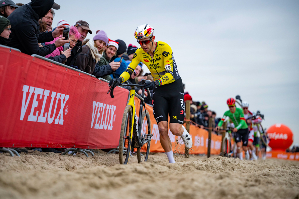 Mol maakt zich op om het veldritpeloton te ontvangen