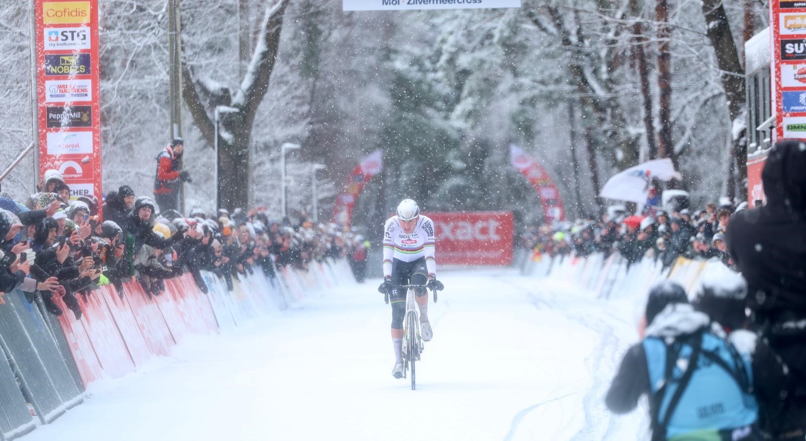 Van der Poel wint maar 'Kou geleden vandaag'