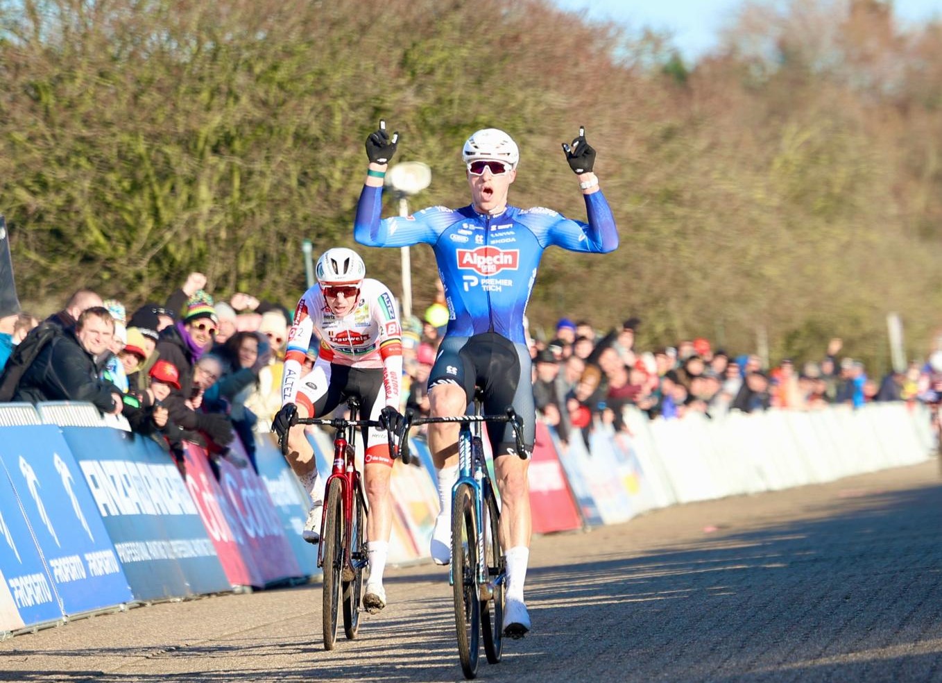 Niels Vandeputte remonteert Vanthourenhout in laatste rechte lijn