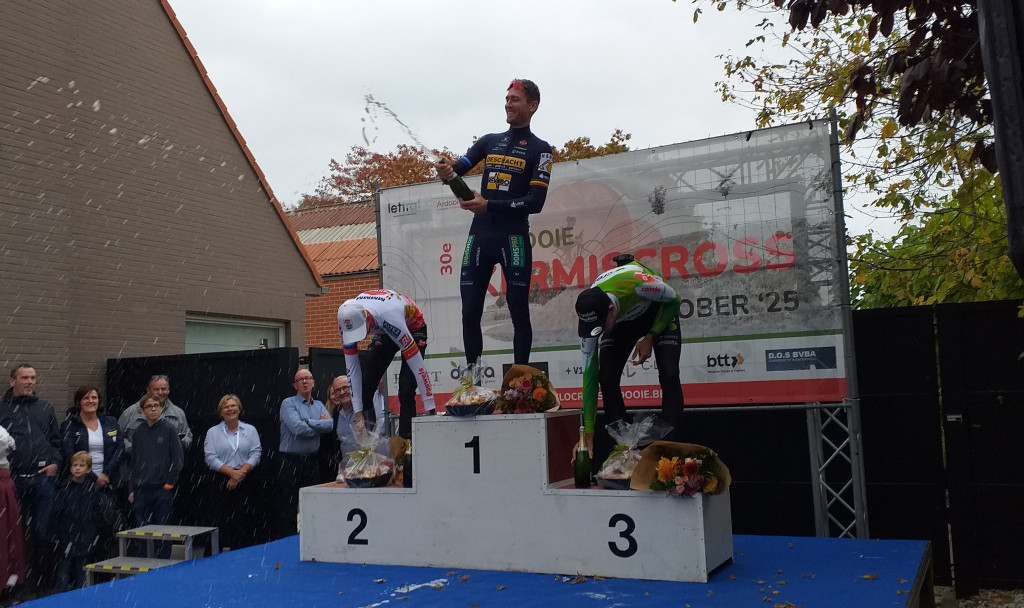 podium heren champagne.jpg (181 KB)