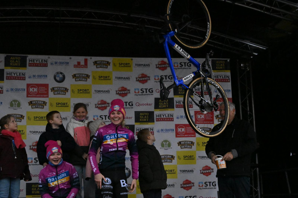 Credit Julien Laura fiets aan de haak.jpeg (157 KB)