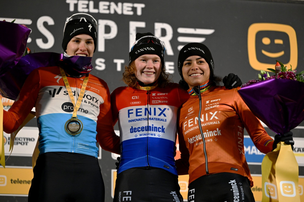 Podium dames Diegem credit Julien.jpeg (190 KB)