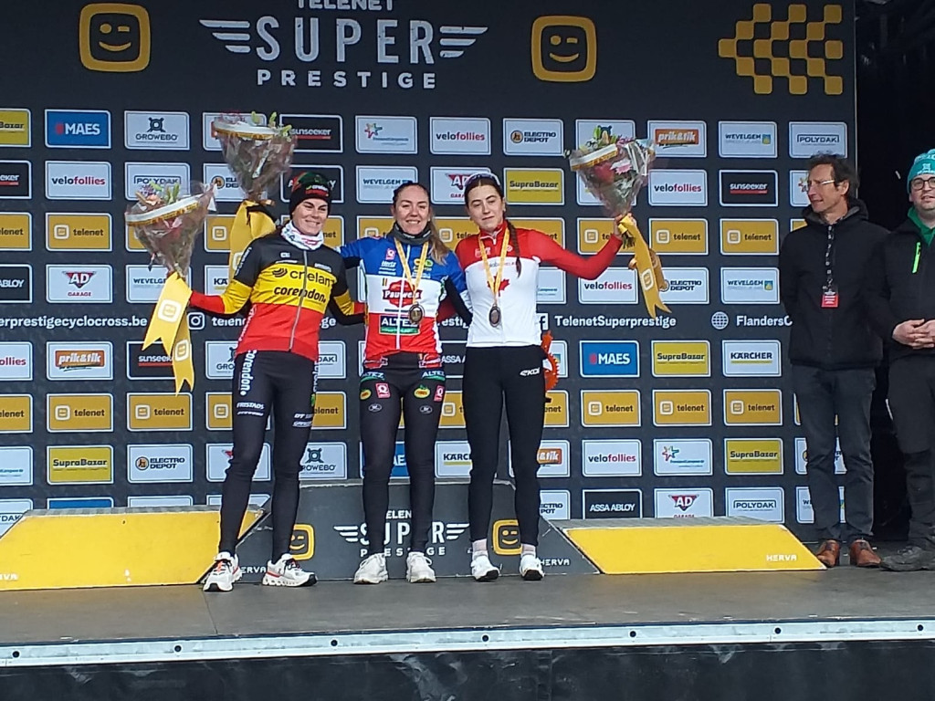 dames podium.jpeg (255 KB)