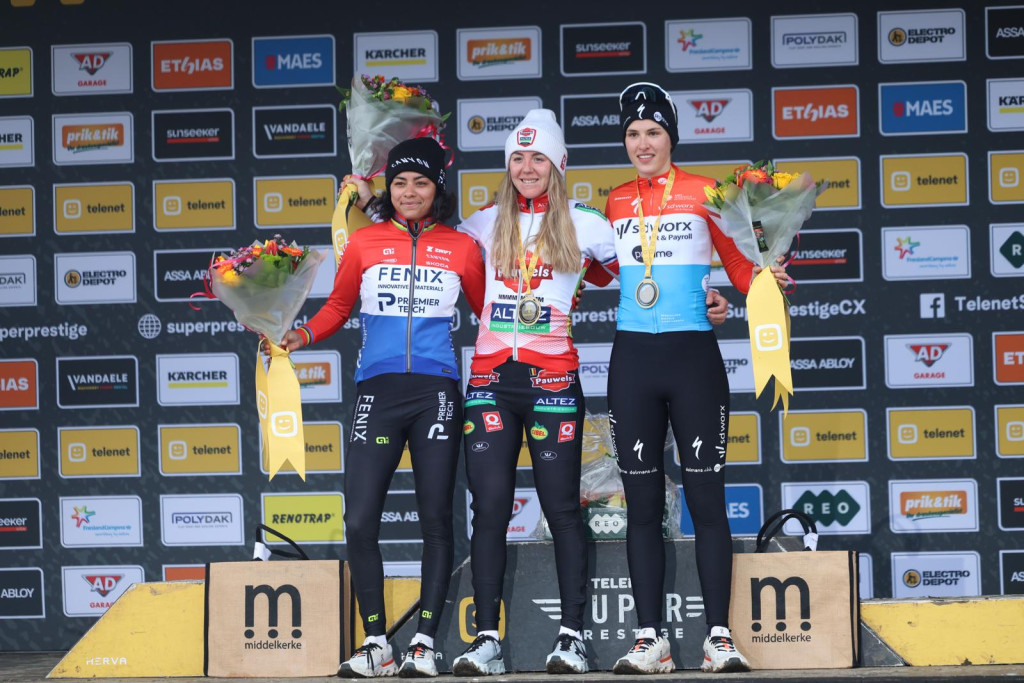 Middelkerke 26 credits Bram podium dames.jpeg (223 KB)