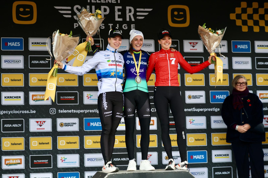 podium dames credit Bram.jpeg (221 KB)