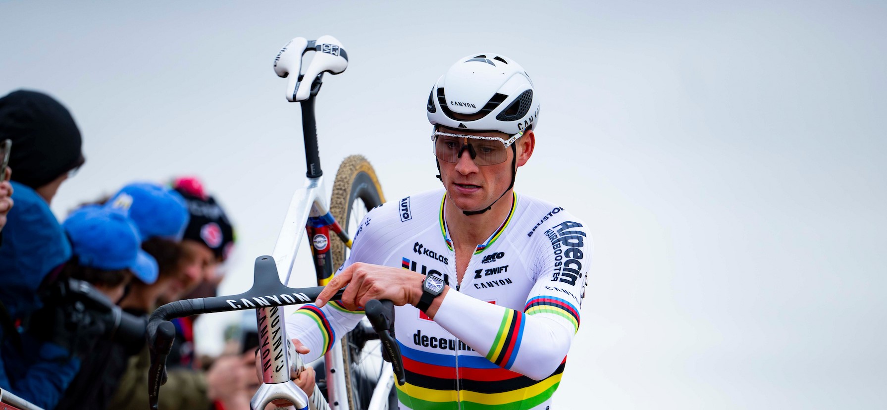 Van der Poel solo naar 5de profzege in Koksijde