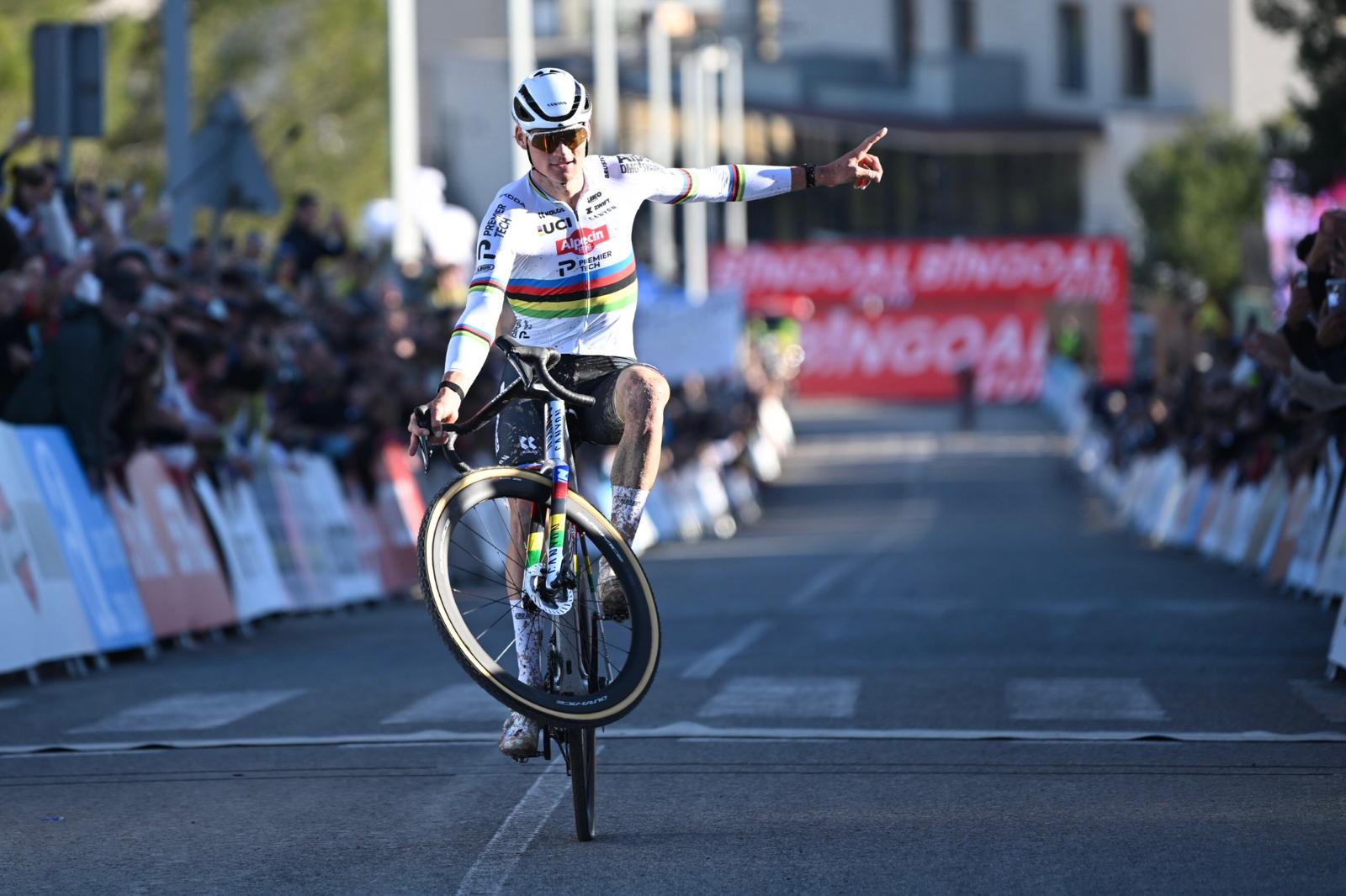 Van der Poel onbedreigd naar 10/10 in Spanje