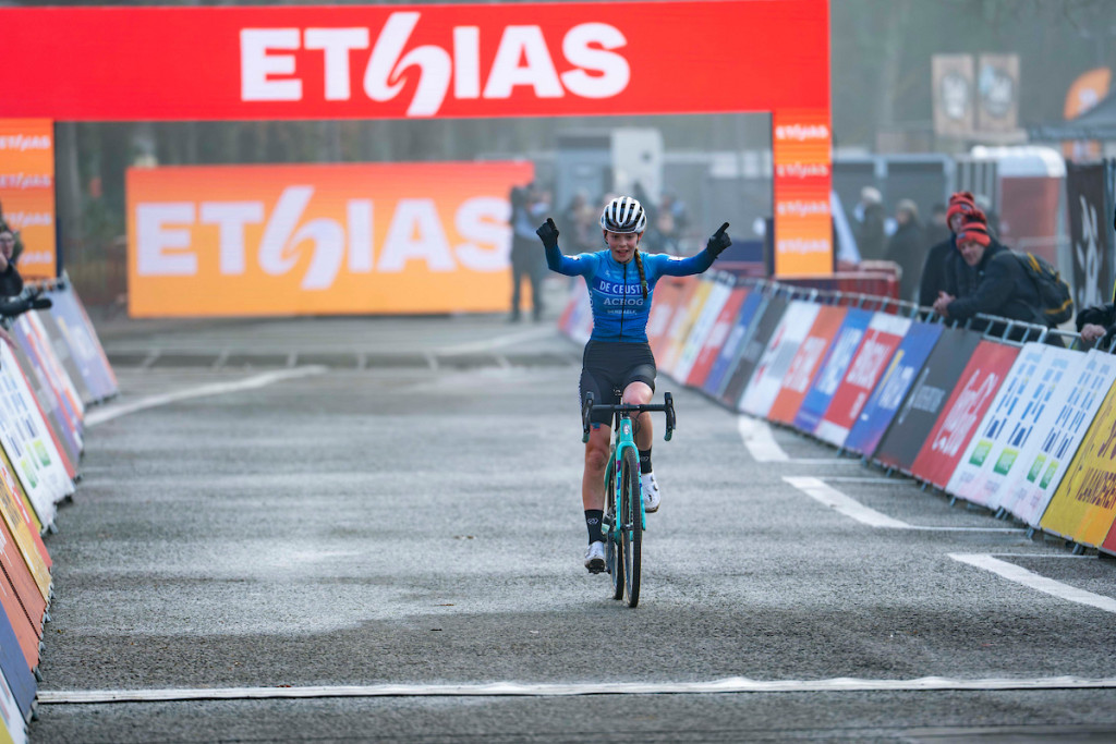 Zita Peeters opent in Antwerpen met de zege