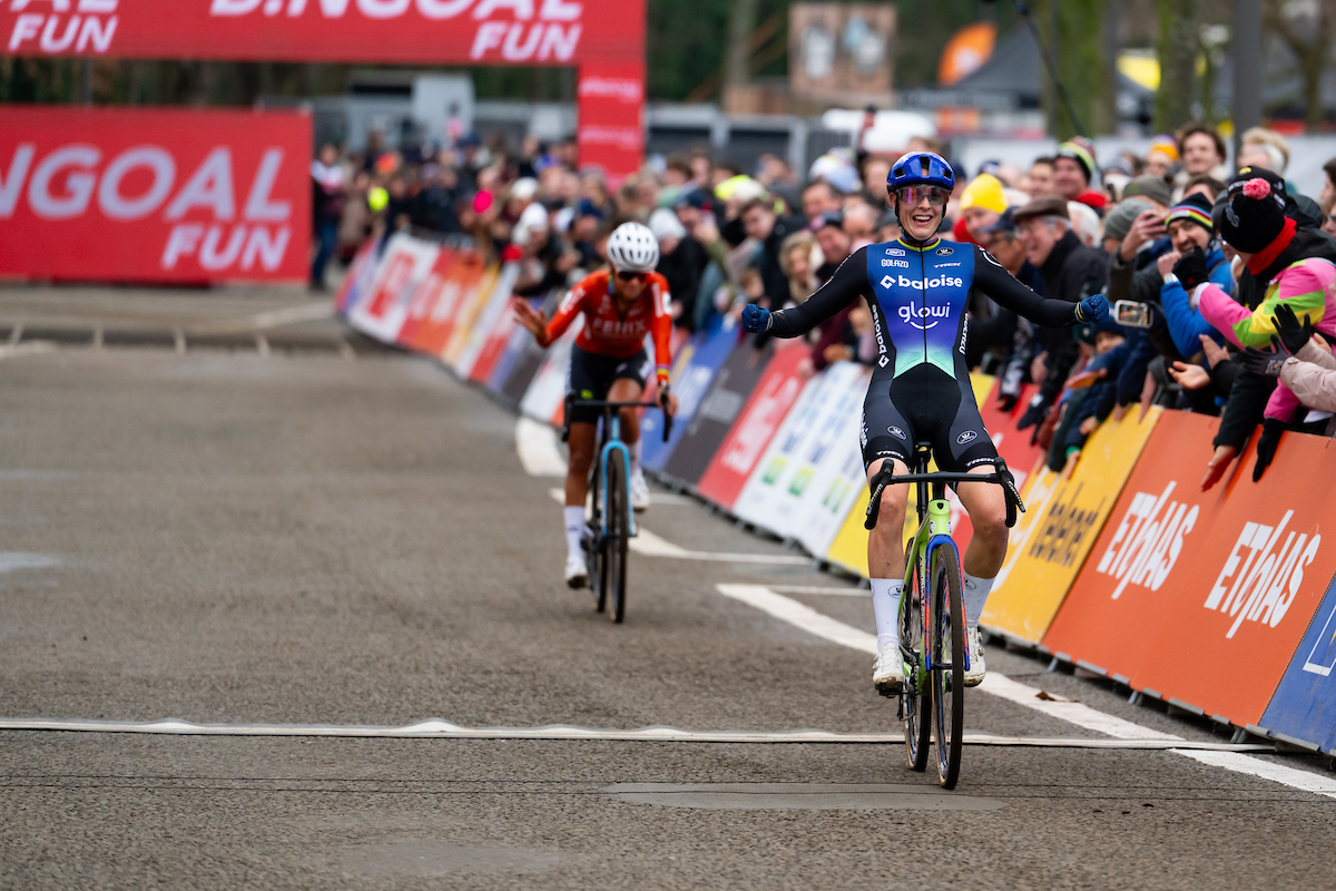 Lucinda Brand haalt ook de zege binnen in Antwerpen