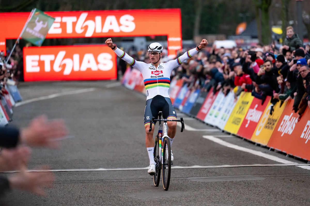 Van der Poel domineert op 't strand van Sint Anneke