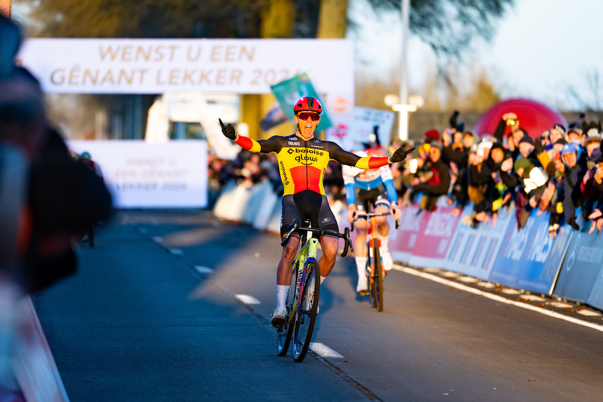 Thibau Nys triomfeert na spannende race in Dendermonde