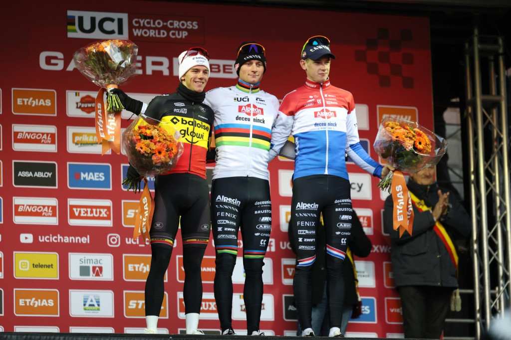 Gavere credit Bram podium heren.jpeg (212 KB)