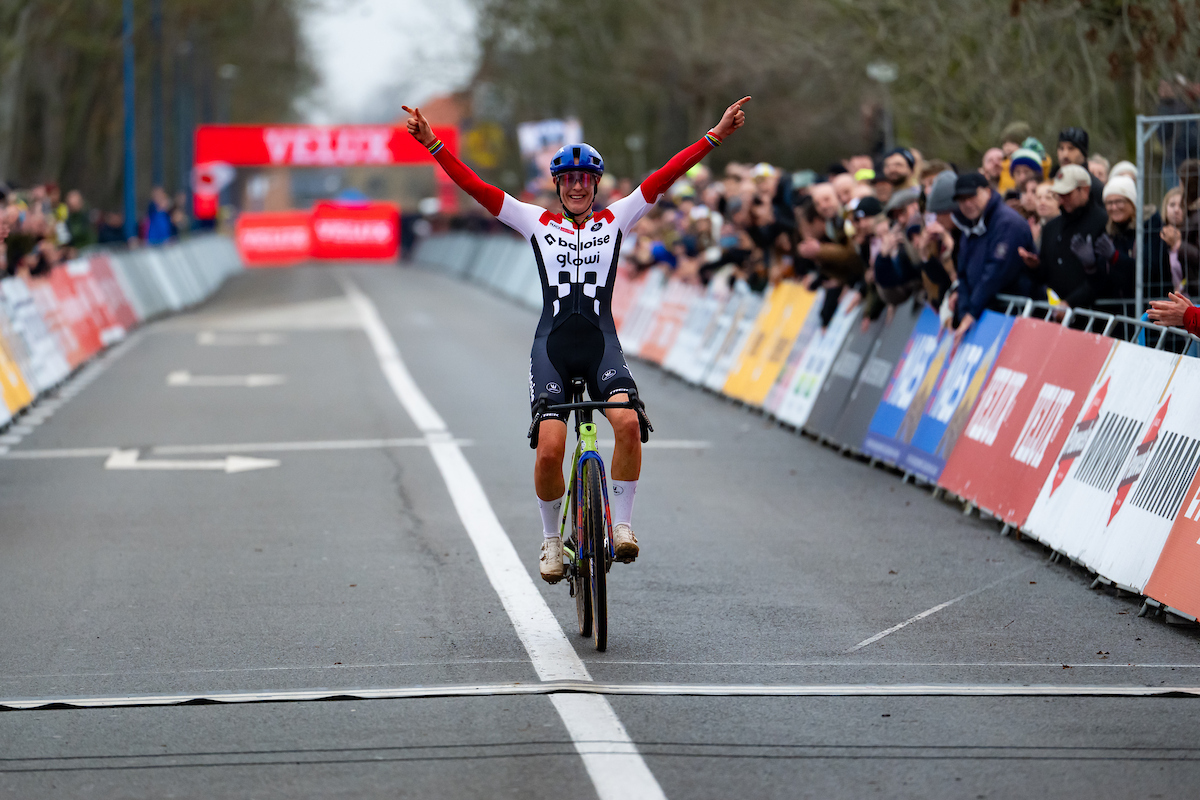 Lucinda Brand zet op dominante wijze Vlaamse Duinencross op haar palmares