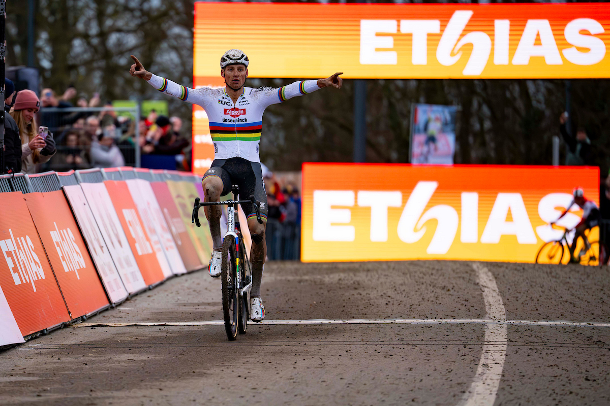 Van der Poel opent met de zege