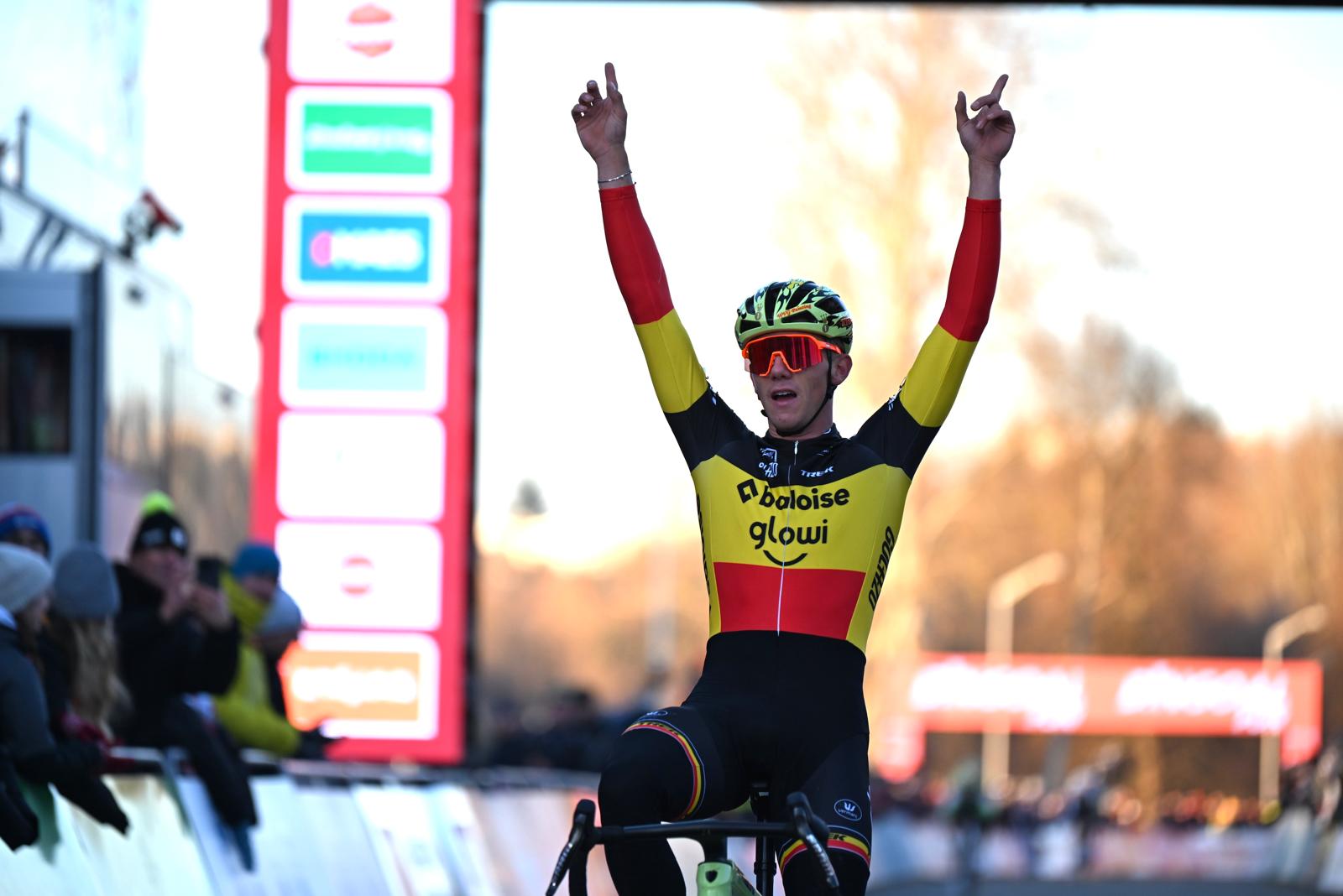 Dominante Thibau Nys solo naar winst in Tabor