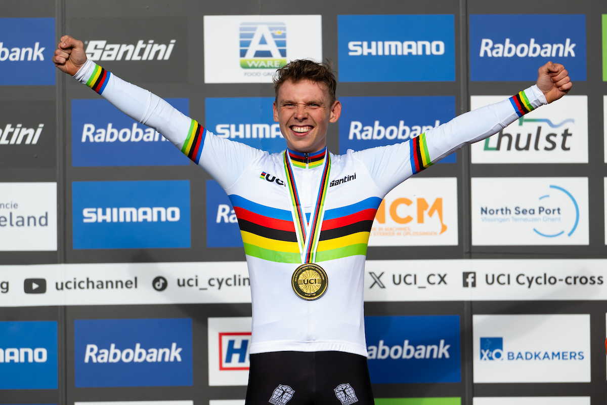 Aaron Dockx verovert de regenboogtrui in Hulst