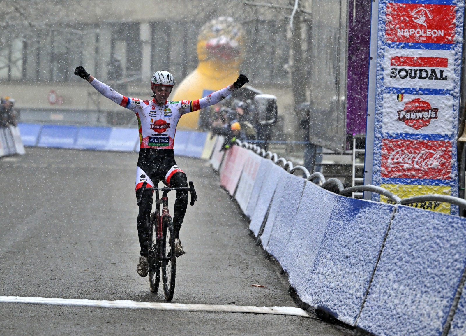 Vanthourenhout solo in de sneeuw naar winst