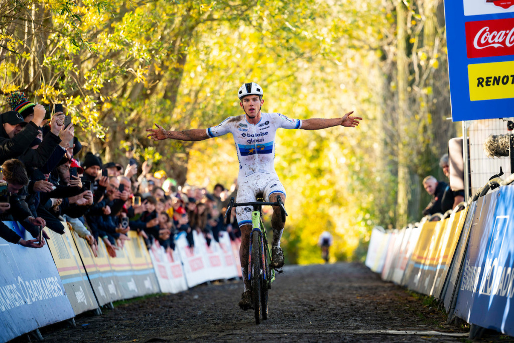 Thibau Nys opent met een knaller