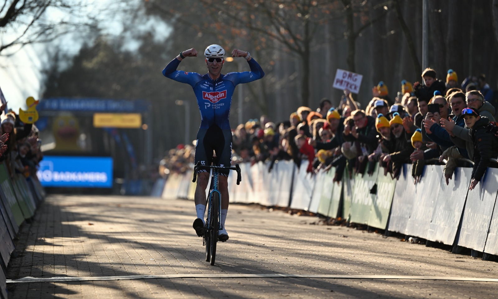 Niels Vandeputte domineert de Krawatencross