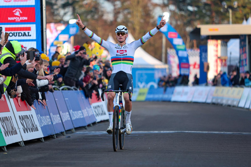 Van der Poel demonstreert ook in de Plage Cross