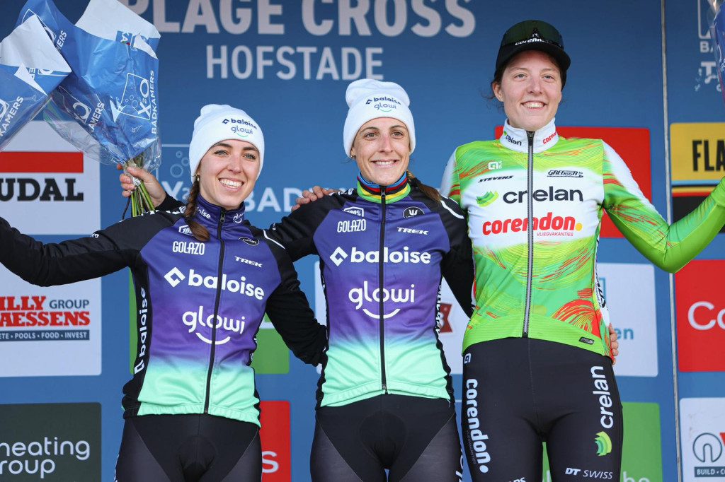 podium dames credit Yefrifotos.jpeg (205 KB)