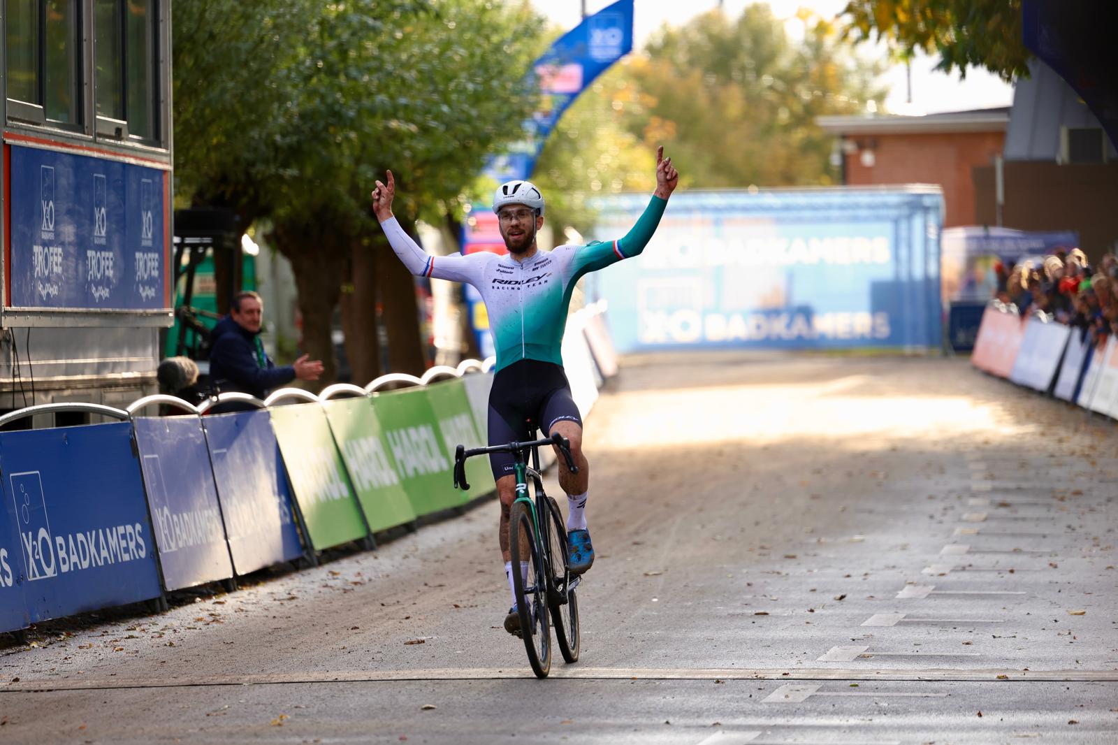 Rapencross Lokeren: winst en leidersplaats voor Joris NIeuwenhuis