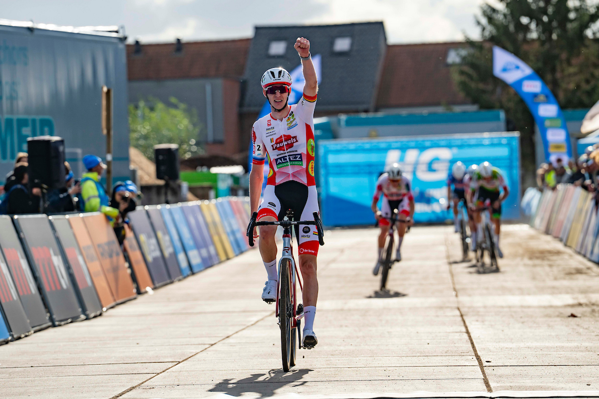 Vanthourenhout wint cross van zijn teammanager Mettepenningen