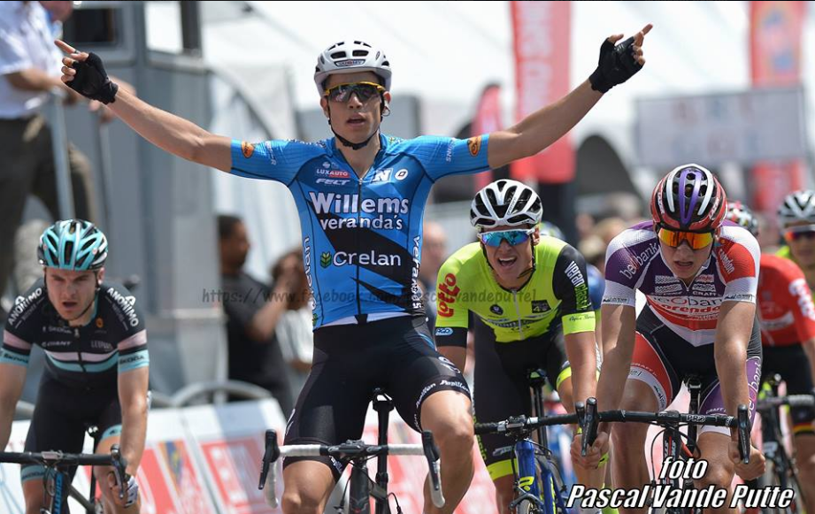 Van Aert en Van der Poel duelleerden voor winst in Elfstedenronde