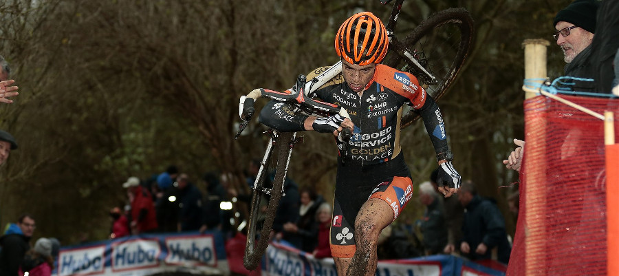 Van Aert wint en neemt optie op nieuwe eindzege in Bpost Trofee