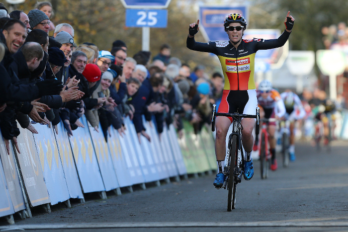 Sanne Cant zet teller op tien na spannende race