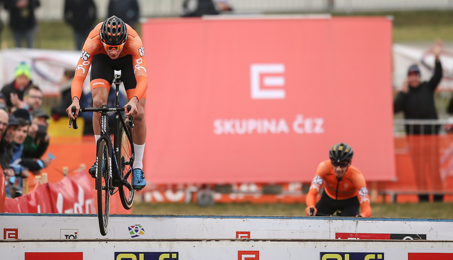 Mathieu Van der Poel domineerde van start tot finish in Tabor