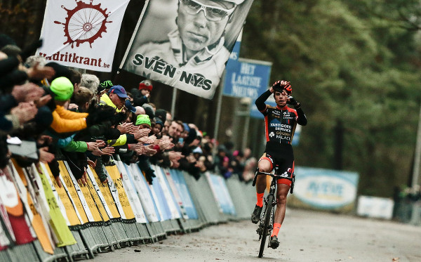 Wout van Aert pleziert sponsor met nieuwe zege in Zilvermeercross