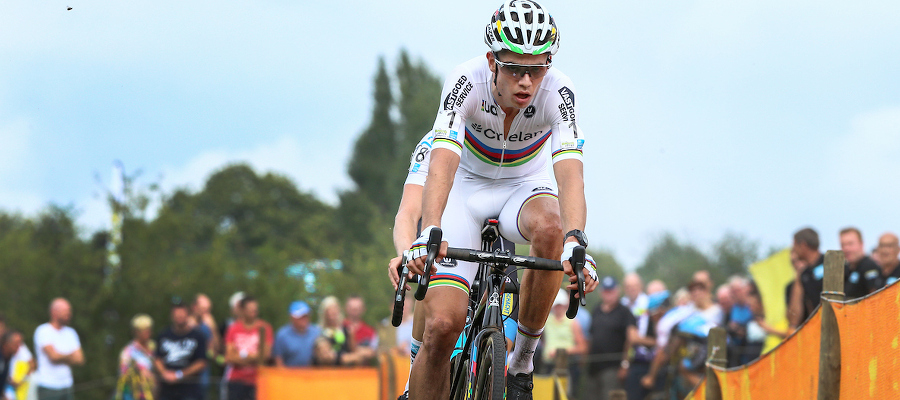 Boom: Van Aert profiteert optimaal van val Van der Poel