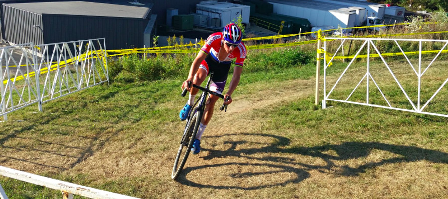 Derde seizoenszege voor Mathieu van der Poel in bloedheet Waterloo