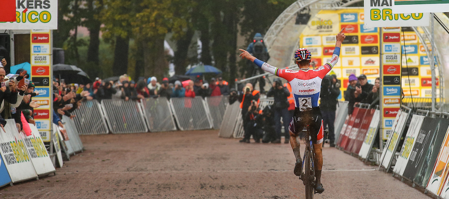 Mathieu van der Poel en Sanne Cant aan het feest in Meulebeke